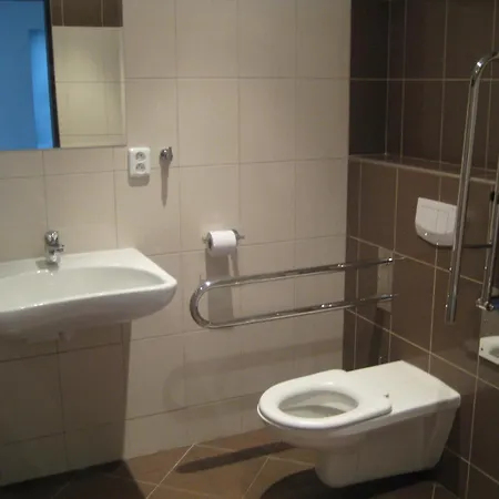 Nad Zámeckou Zdí 3*